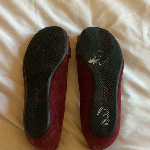 Ecco burgundy suede flat with bow size 7. - Picture 6 of 8